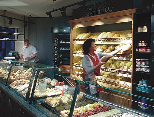 Theke der Bäckerei Hinzen mit Friedrich Solingen GmbH Etagenbackofen Nostalgie schwarz im Hintergrund